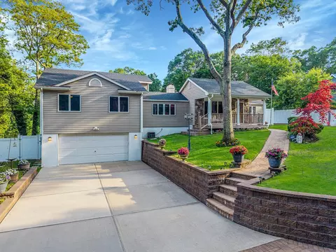 6 Sunrise Pl, Farmingville, NY 11738