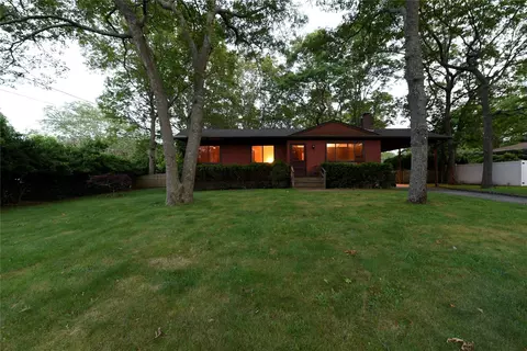 17 Hubbard Ln, Hampton Bays, NY 11946