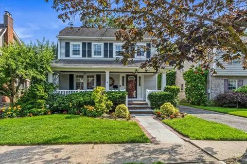 74 Raymond St, Rockville Centre, NY 11570