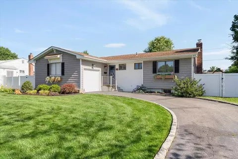 44 Havemeyer Ln, Commack, NY 11725