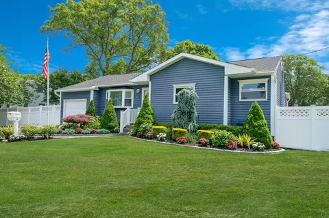 47 Tucker Dr, Bayport, NY 11705