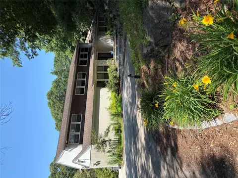 20 Greenwood Ln, Woodbury, NY 11797