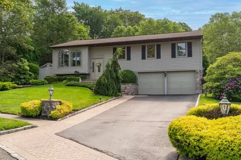 11 Val Ct, Commack, NY 11725