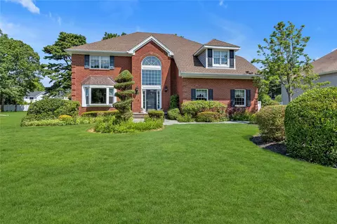 17 Pheasant Run Ln, Dix Hills, NY 11746