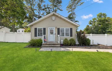 34 Lafayette Ave, Lake Grove, NY 11755