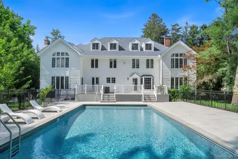 304 Syosset Woodbury Rd, Woodbury, NY 11797