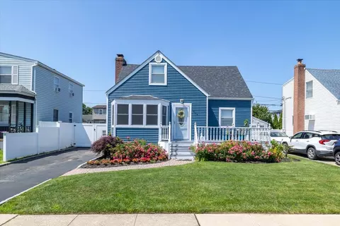 209 Venetian Blvd, Lindenhurst, NY 11757