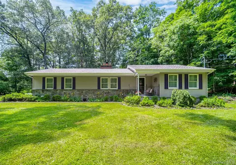 35 Wildwood Dr, Poughkeepsie, NY 12603