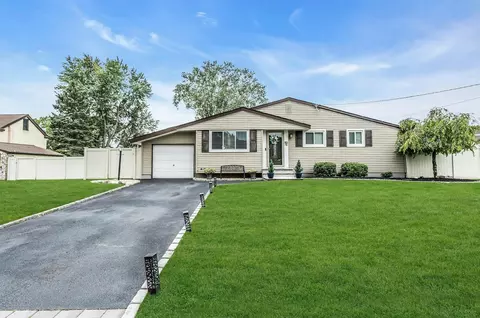 258 W 10th St, Deer Park, NY 11729