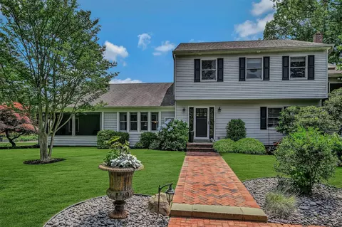 15 Heather Dr, Northport, NY 11768