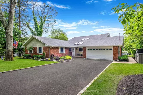 3 Stark Dr, Center Moriches, NY 11934