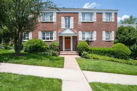 53 Nathan Hale Dr #7A, Huntington, NY 11743