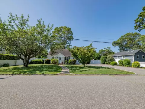 306 Clay Ave, West Islip, NY 11795