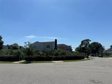 382 Hillside Dr S, North Hempstead, NY 11040