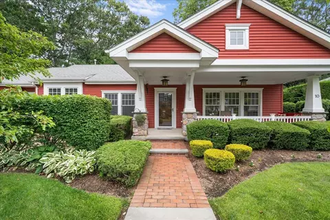 10 Cottage Dr, Bohemia, NY 11716