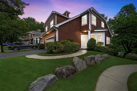 28 Wyldwood Dr, Greenburgh, NY 10591