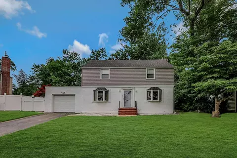 4 Wilwade Rd, North Hempstead, NY 11020