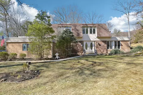 2 Rainbow Ct, Clarkstown, NY 10956