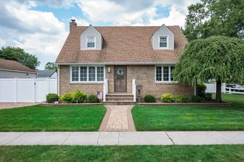 39 Hilton Ave, North Hempstead, NY 11040
