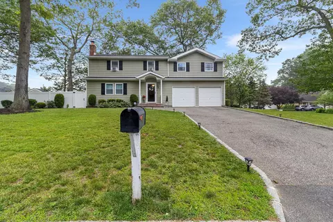 40 Ridge Haven Dr, Ridge, NY 11961
