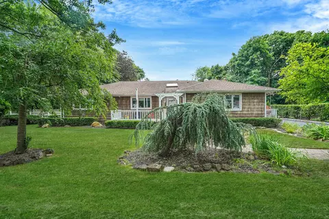 2 Clearbrook Dr, Smithtown, NY 11787