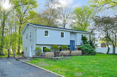 23 White Oak Ln, Clarkstown, NY 10954