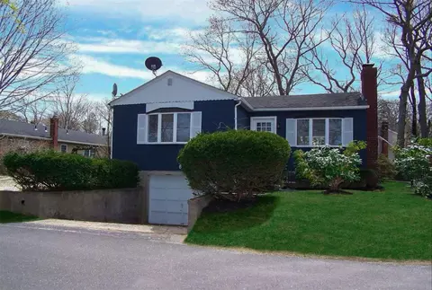 8 Diana Rd, Rocky Point, NY 11778