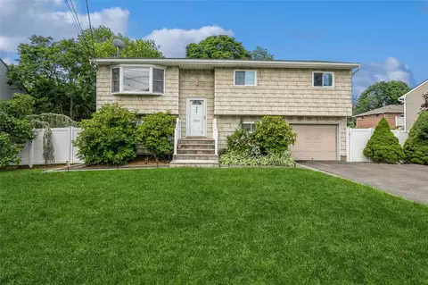 804 N Alleghany Ave, Lindenhurst, NY 11757