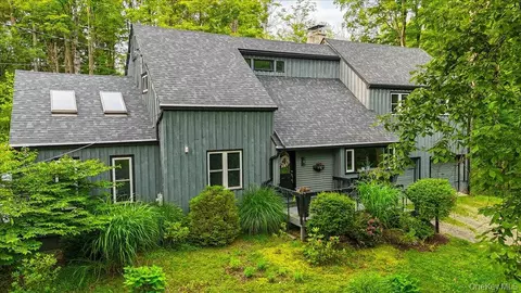11 Cove Rd, Rhinebeck, NY 12572