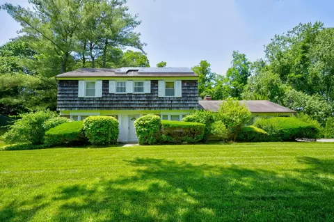 19 Pettit Dr, Dix Hills, NY 11746