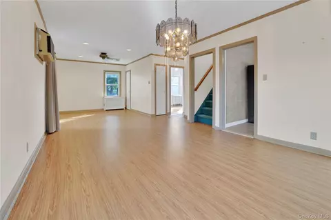 33 Park Cir, North Hempstead, NY 11040