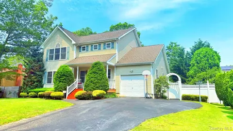 65 Colin Dr, Shirley, NY 11967