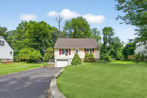 60 Freedman Ave, Clarkstown, NY 10954