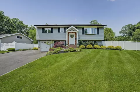 5 Somerset Dr, Commack, NY 11725