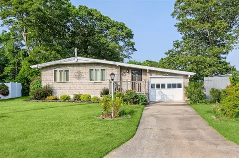 10 Jan Ct, Lake Ronkonkoma, NY 11779