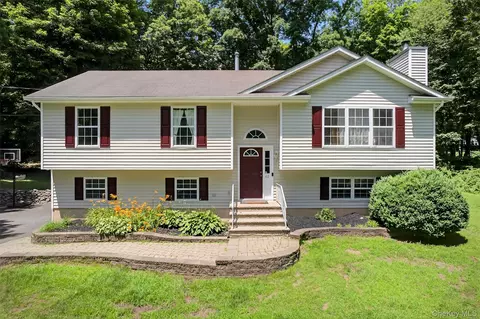 60 Palomino Pl, New Windsor, NY 12553