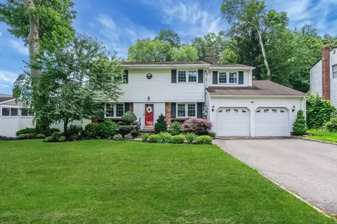 44 Cross St, Smithtown, NY 11787