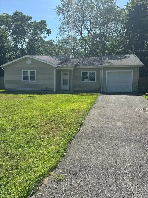 752 Bayview Ave, Bellport, NY 11713
