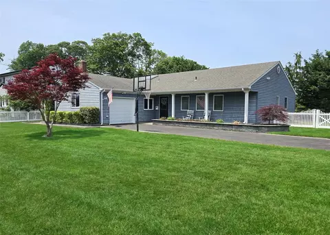 68 Palmer Dr, Sayville, NY 11782