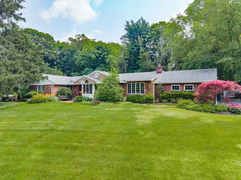 17 Orchard Dr, Woodbury, NY 11797