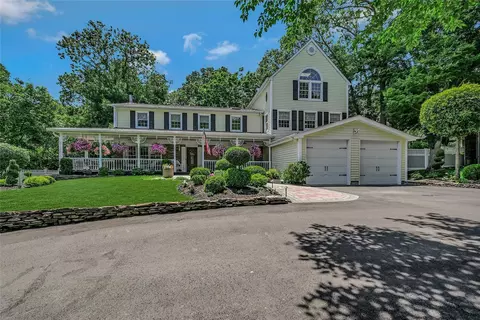 712 Brewster Dr, Port Jefferson, NY 11777