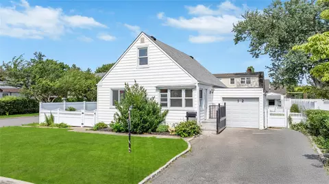 12 Schiller St, Hicksville, NY 11801