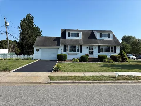 113 Wilfred Blvd, Hicksville, NY 11801