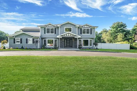 14 Quintree Ln, Melville, NY 11747