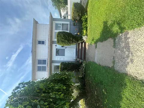 25 Concord St, Lynbrook, NY 11563