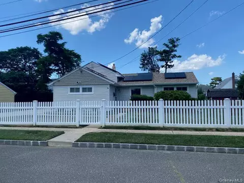4 Meadow Dr, Bay Shore, NY 11706