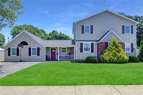 18 Beverly Rd, Farmingdale, NY 11735