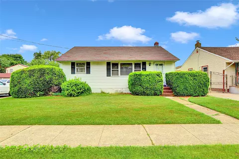 70 Nevada St, Hicksville, NY 11801