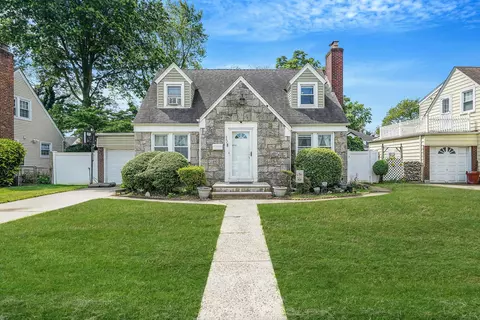 662 Rose Blvd, Baldwin, NY 11510