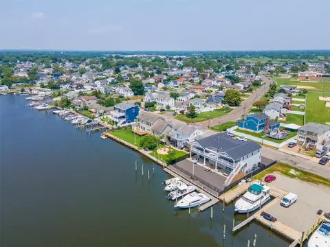 390 E Shore Rd, Lindenhurst, NY 11757